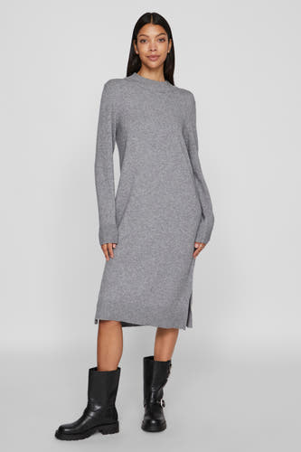 Robe grise cardée de VILA avec des manches longues, un col haut et des bottes noires.