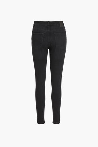 Jean skinny noir de VILA avec poches arrière et un lavage denim foncé.