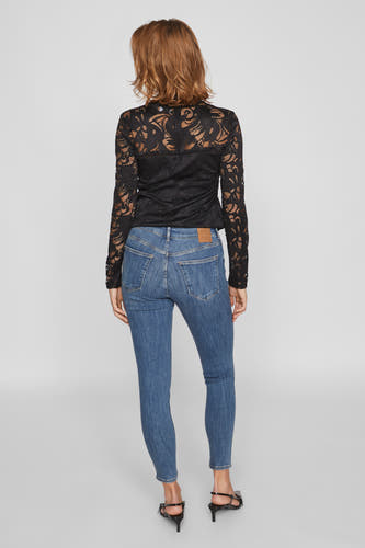 Jeans skinny bleu moyen en denim de VILA®, combinés avec un haut en dentelle noir et des talons noirs, vue arrière.