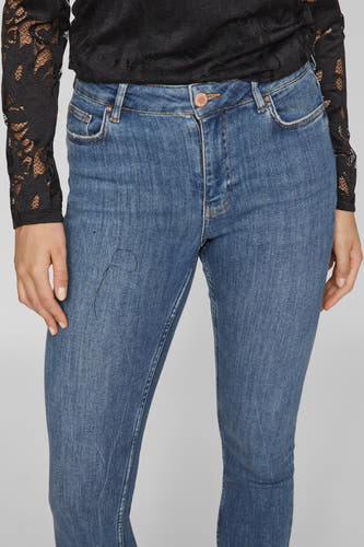 Jeans skinny en denim bleu moyen de VILA, avec une coupe ajustée et des coutures visibles.