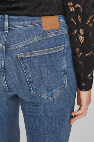 JEANS skinny bleus VISARAH de VILA, portés avec un chemisier beige clair et des escarpins bleu-gris