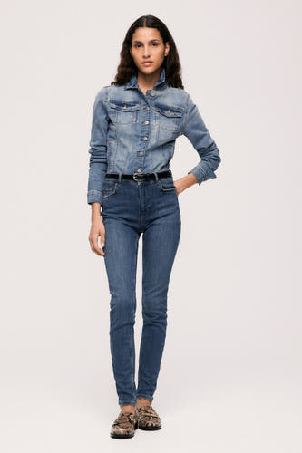 Jeans skinny en denim mid blue de Vila, combinés avec une ceinture noire et des chaussures loafers marron.