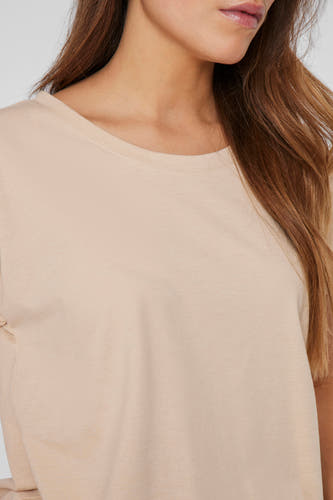 Beige T-shirt met korte mouwen van VILA, close-up van de halslijn en bovenkant, effen kleur.