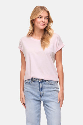 T-shirt rose à manches courtes de VILA®, porté avec un jean décontracté et des mules roses.