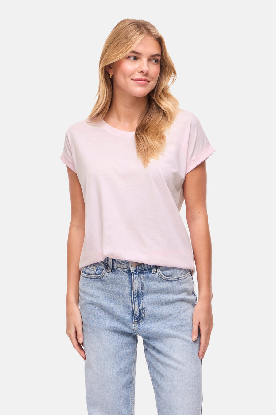 T-shirt rose à manches courtes de VILA®, porté avec un jean décontracté et des mules roses.