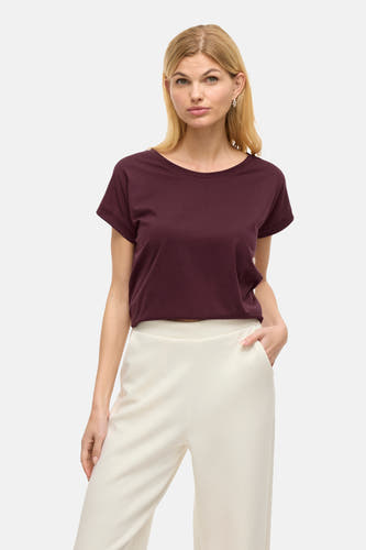 T-shirt par ble avec manches courtes de VILA®, porté avec un short blanc et des boucles d'oreilles argentées.