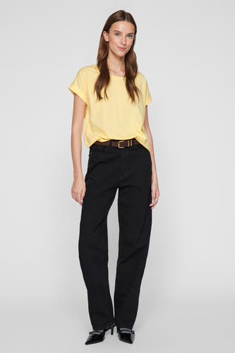 T-shirt jaune à manches courtes de VILA®, porté avec une ceinture brune et un pantalon noir.