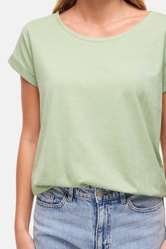 T-shirt vert à manches courtes de VILA®, porté avec un jean délavé clair, cropped.