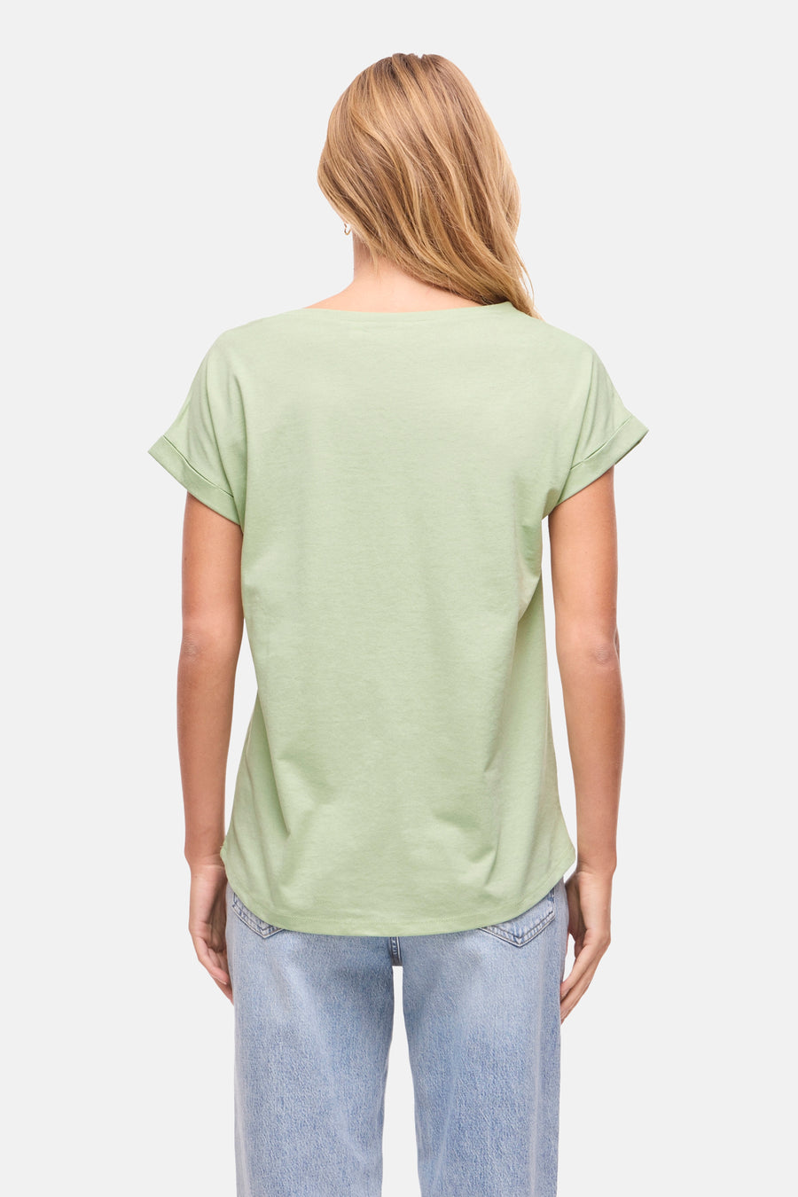 T-shirt vert à manches courtes de VILA®, vu de dos, avec manches retroussées et associé à un jean.