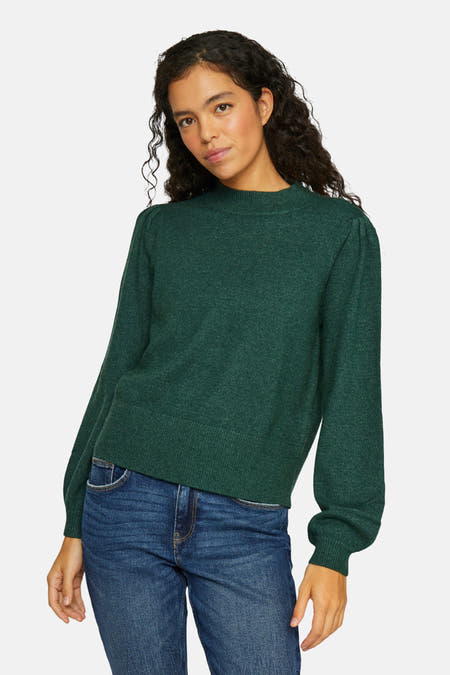 T-shirt vert de VILA avec col montant, à longues manches et associé à un jean bleu.