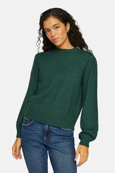 T-shirt vert de VILA avec col montant, à longues manches et associé à un jean bleu.