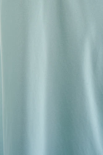 Jupe bleue de VILA® avec une texture fine et des plis doux.