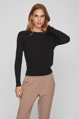 Sweat-shirt noir à col rond de Vila, en maille côtelée, associé à un pantalon beige.