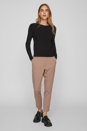 Pull noir avec col rond de VILA®, associé à un pantalon beige et des loafers noirs.