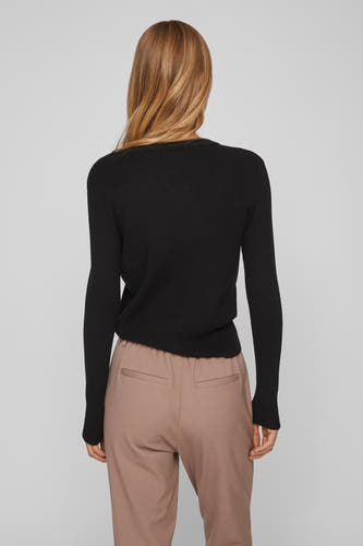Pull noir avec col rond de VILA, dos, avec des manches longues et associé à un pantalon marron.