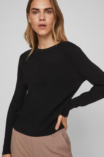 Sweat-shirt noir à col rond de VILA®, finement côtelé, associé à un pantalon marron.