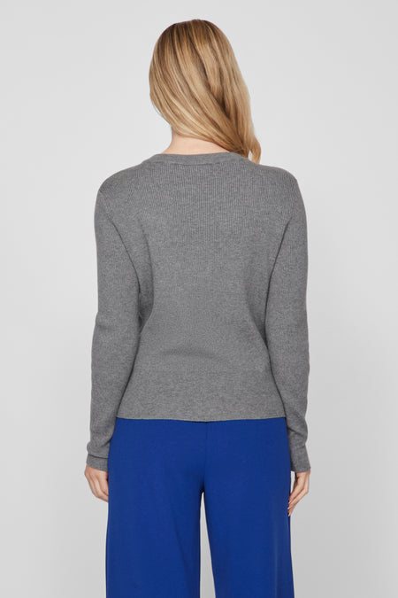 Sweat-shirt gris avec col rond de VILA®, vu de derrière, associé à un pantalon bleu.