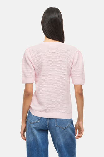 Pull rose de VILA® à manches courtes et à la texture finement tricotée, combiné avec un jean bleu.