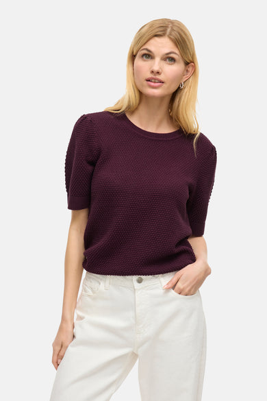 Sweat-shirt VILA® de man mantestestestestes texture texture texture,é associ avec avec avec pant blanc.