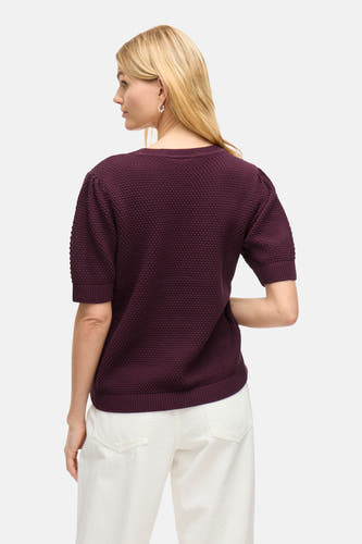 Sweat-shirt VILA de couleur marron, avec des manches courtes et une texture côtelée, porté avec un pantalon blanc.
