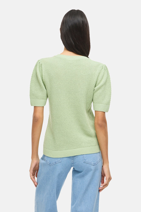 Pull vert de VILA® à manches courtes et à la texture finement tricotée.