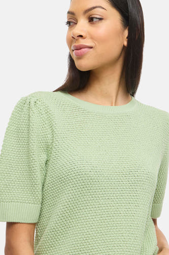 Pull vert de VILA® à manches courtes et à la texture finement tricotée.