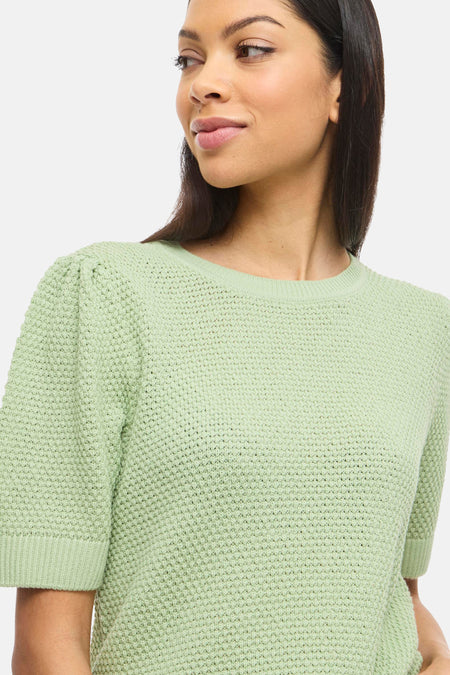 Pull vert de VILA® à manches courtes et à la texture finement tricotée.