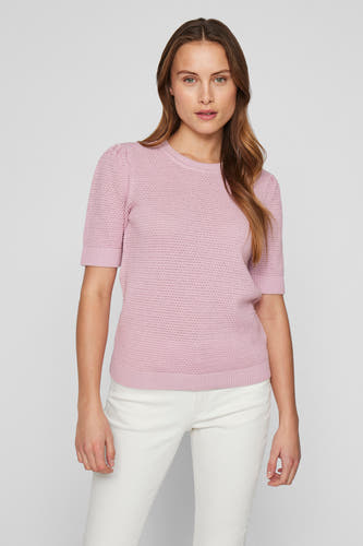 T-shirt rose de VILA, avec des manches courtes et un fin motif rayé, porté avec un pantalon blanc.