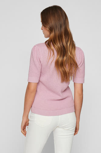 T-shirt rose de VILA avec des manches courtes et un fin motif rayé, porté avec un pantalon blanc.