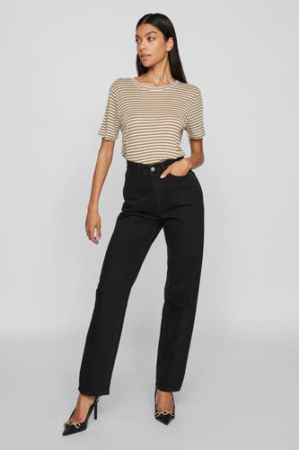Jean droit noir de VILA, taille haute et haut rayé, associé à des escarpins noirs avec détail de chaîne.