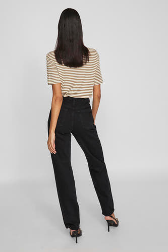 Jean droit noir de Vila, taille haute, combiné avec un t-shirt rayé et des talons.