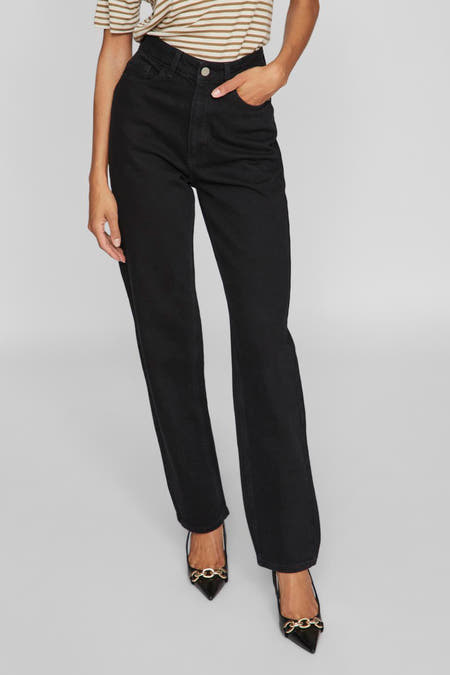 Zwarte rechte denim jeans van VILA, gecombineerd met een gestreept shirt en zwarte pumps met gouden kettingdetails.