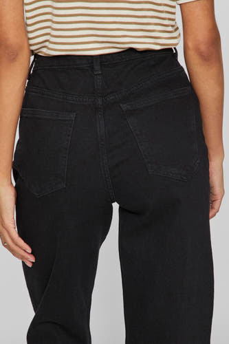 Jean droit noir de Vila, vue arrière avec ceinture et poches arrière, combiné avec une chemise rayée.