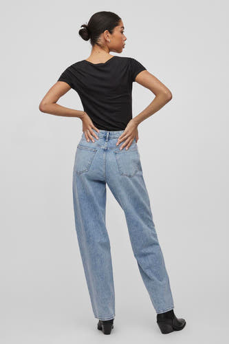 Jean décontracté en denim bleu clair de VILA®, vu de derrière, avec un haut noir et des bas.