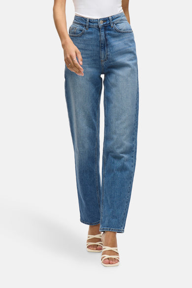 Jean bleu moyen droit de VILA, avec une structure denim classique et des surpiqures traditionnelles.