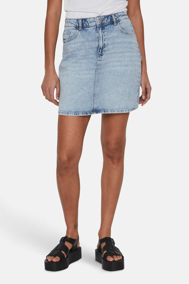 Short skirt in light blue denim from VILA®, worn with black plateau sandals.