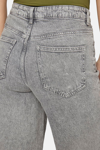 Jean en denim gris clair large de Vila, avec des poches arrière et une subtile texture.