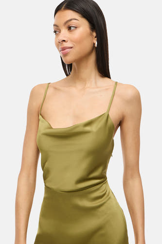 T-shirt sans manches VILA® vert, avec une texture lisse et soyeuse et des fines bandes.