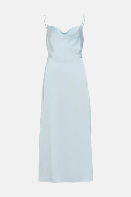 Lichtblauwe satijnen jurk met spaghettibandjes en watervalhals.
