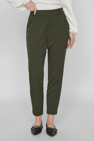 Pantalon vert de VILA avec ce taille élastique, des poches arrière et des jambes droites.