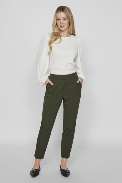 Groene broek van VILA®, met steekzakken en een slanke pasvorm.
