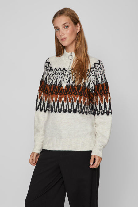 T-shirt écru de Vila, avec un motif fair isle en brun et noir sur le dos.