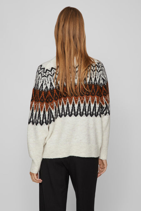 Ecru trui van Vila, met een fair isle patroon in bruin en zwart op de rug.
