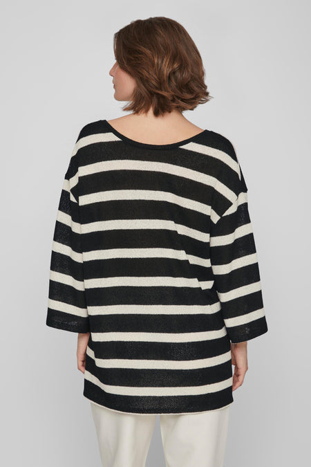 Sweat-shirt rayé noir et blanc de VILA, avec des manches trois-quarts et un col rond large, dos.