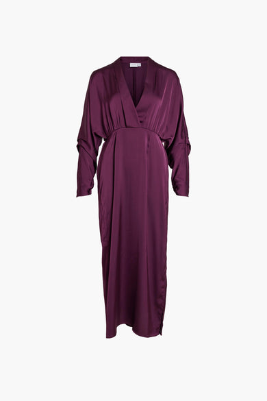 Robe longue violette de VILA® avec décolleté en V profond, manches larges et fente latérale, vue de face