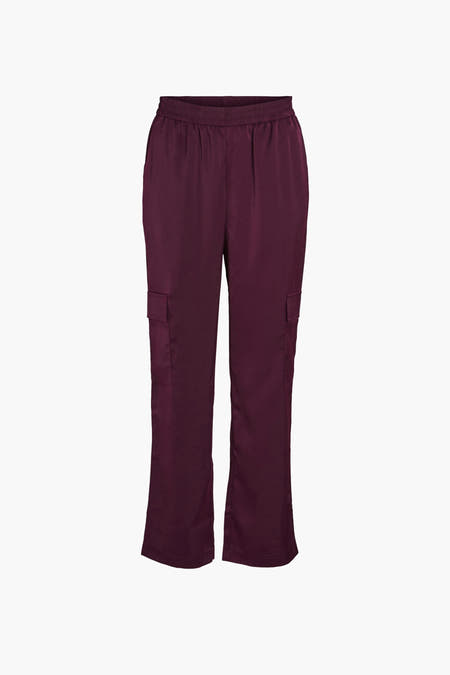 Paarse broek van VILA®, met cargozakken en een elastische tailleband.