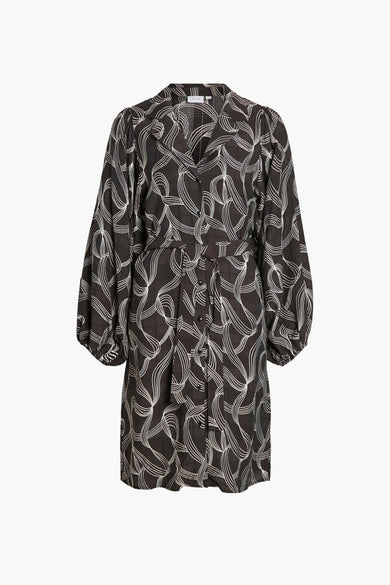 Robe noire à longues manches de VILA, avec un motif de ligne ondulée blanche et une ceinture.