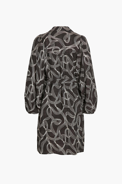 Robe noire à longues manches de VILA, avec un motif de vagues blancs et une ceinture à la taille.