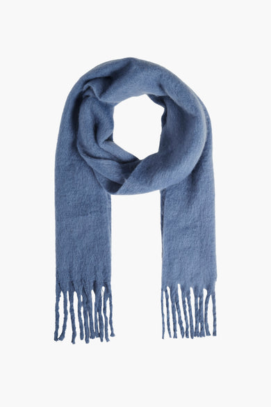 Écharpe d'hiver bleue de VILA avec franges et une douce texture.