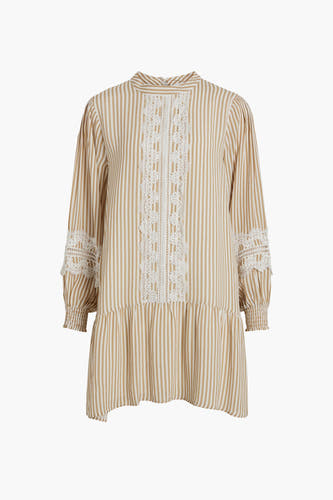 Robe beige à rayures verticales de VILA®, avec longues manches et détails bordés.